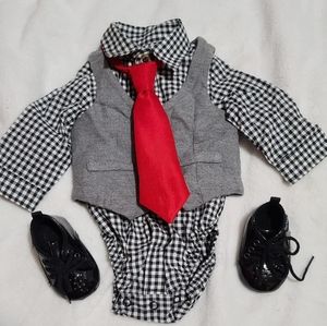 Shirt, tie, vest end shoes